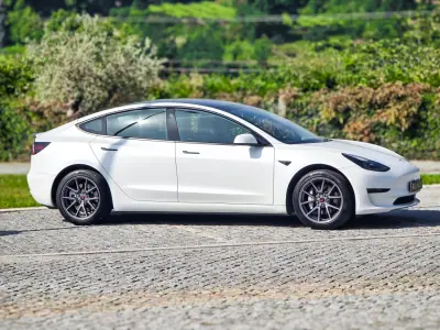 Tesla Model 3 2021 - 24990 EUR, 113300 km - AUTO.MOTO.pt - 113300km - foto 4 de 26