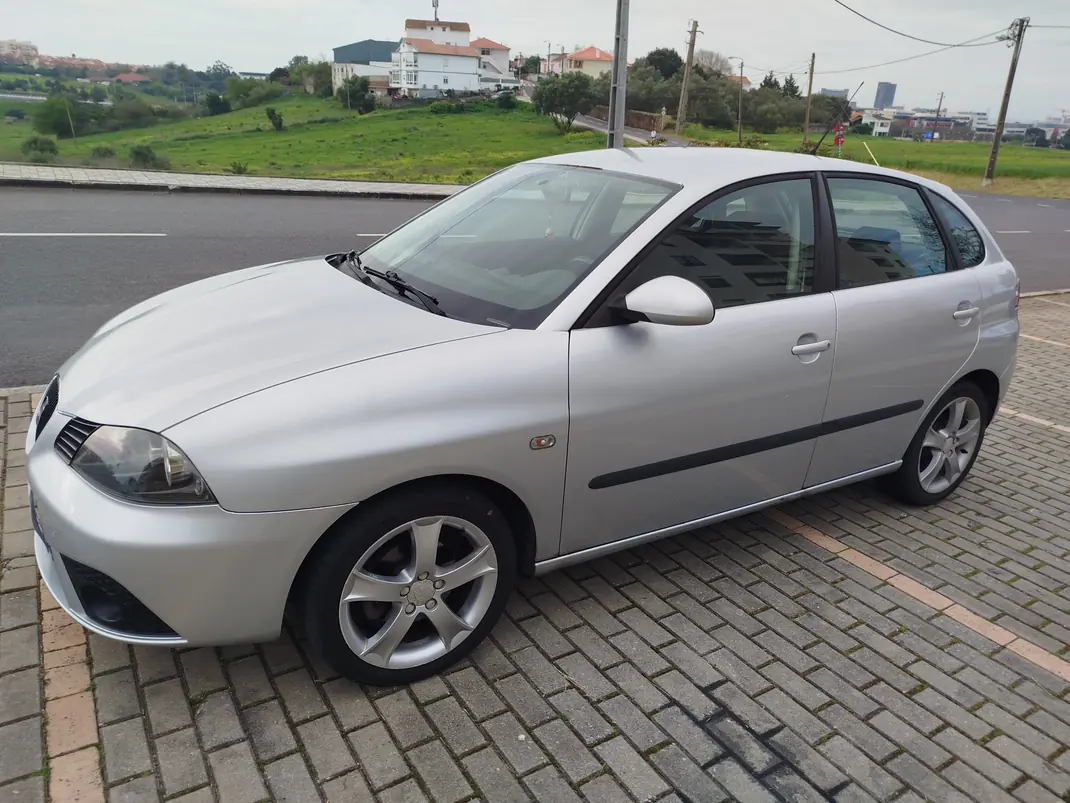 SEAT Ibiza 2006 - 3950 EUR, 243000 km - AUTO.MOTO.pt - 243000km - foto 2 de 4
