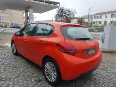 Peugeot 208 2018 - 8000 EUR, 97000 km - AUTO.MOTO.pt - 97000km - foto 6 de 15