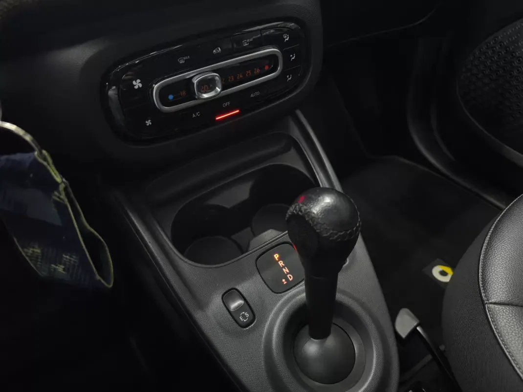 Smart ForTwo Coupé 2018 - 13450 EUR, 110509 km - AUTO.MOTO.pt - 110509km - foto 30 de 33