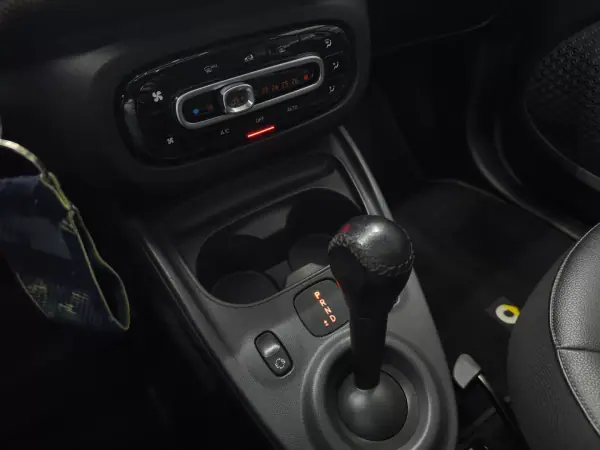 Smart ForTwo Coupé 2018 - 12450 EUR, 110509 km - AUTO.MOTO.pt - 110509km - foto 30 de 33