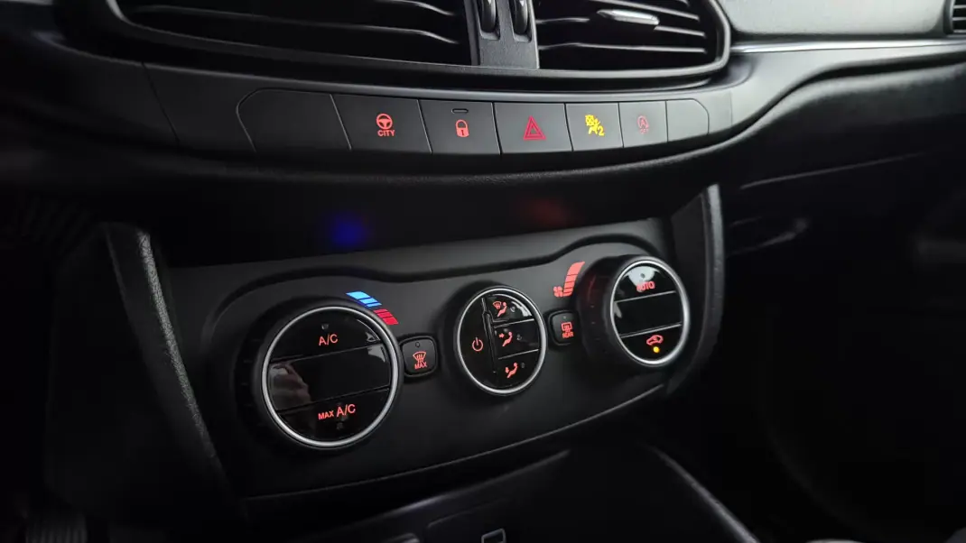 Fiat Tipo Station Wagon 2019 - 12900 EUR, 137000 km - AUTO.MOTO.pt - 137000km - foto 36 de 43