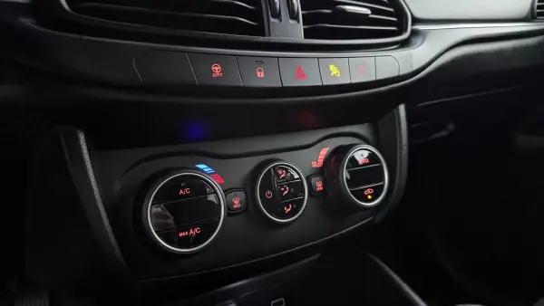 Fiat Tipo Station Wagon 2019 - 12750 EUR, 137000 km - AUTO.MOTO.pt - 137000km - foto 36 de 43