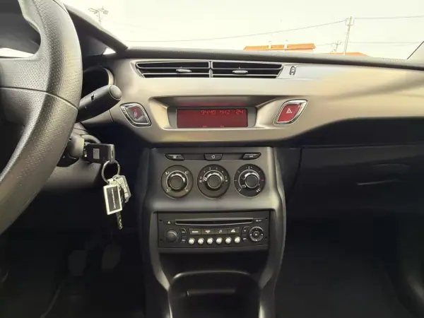 Citroën C3 2015 - 10500 EUR, 127000 km - AUTO.MOTO.pt - 127000km - foto 13 de 20