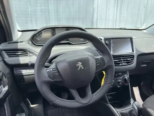 Peugeot 208 2015 - 9450 EUR, 145000 km - AUTO.MOTO.pt - 145000km - foto 7 de 15