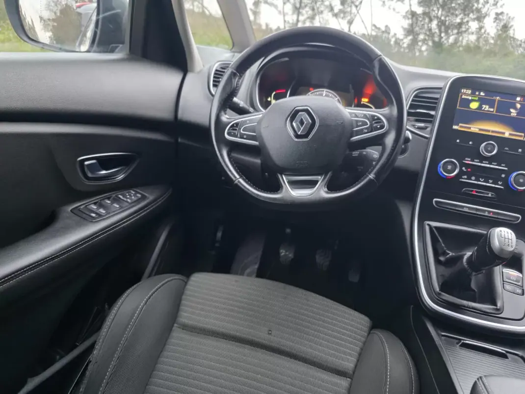 Renault Grand Scénic 2017 - 12750 EUR, 320000 km - AUTO.MOTO.pt - 320000km - foto 39 de 40