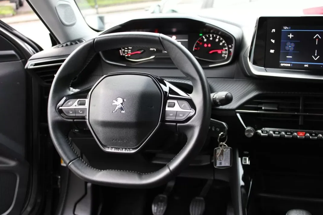 Peugeot 2008 2021 - 18700 EUR, 48176 km - AUTO.MOTO.pt - 48176km - foto 5 de 32