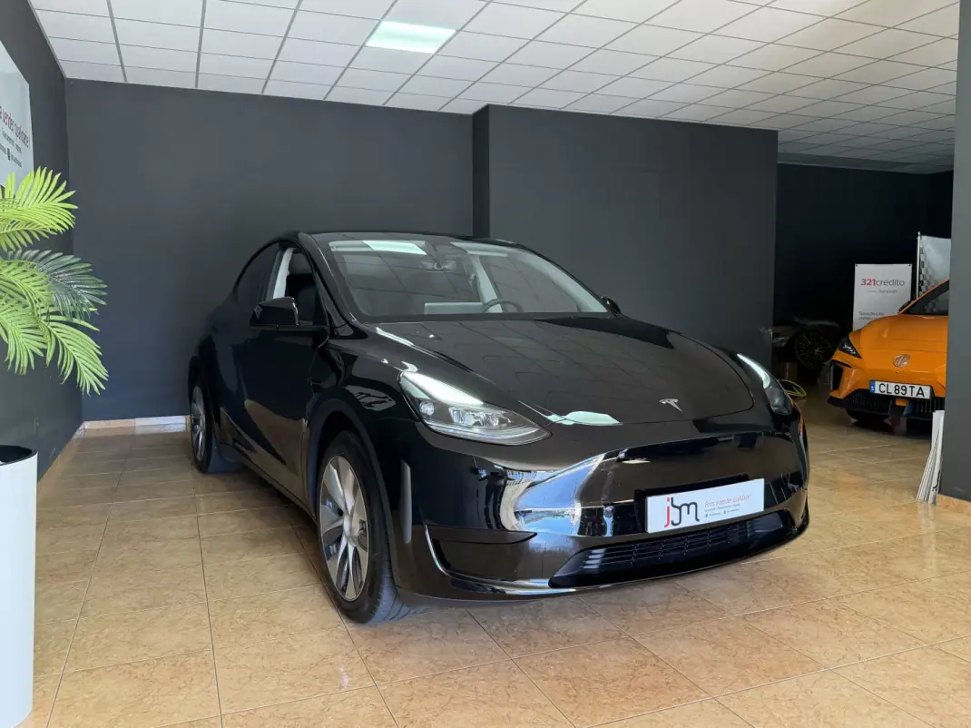 Tesla Model Y 2023 - 36500 EUR, 16200 km - 16200km - foto 2 de 15
