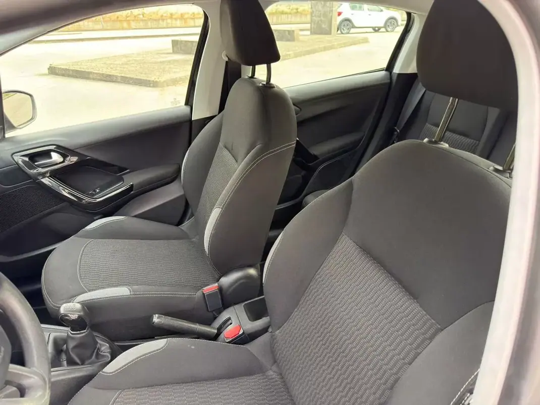 Peugeot 208 2015 - 7900 EUR, 173040 km - AUTO.MOTO.pt - 173040km - foto 10 de 25