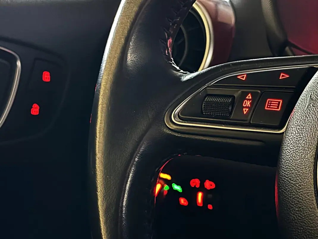 Audi A1 2011 - 9990 EUR, 218000 km - AUTO.MOTO.pt - 218000km - foto 25 de 34