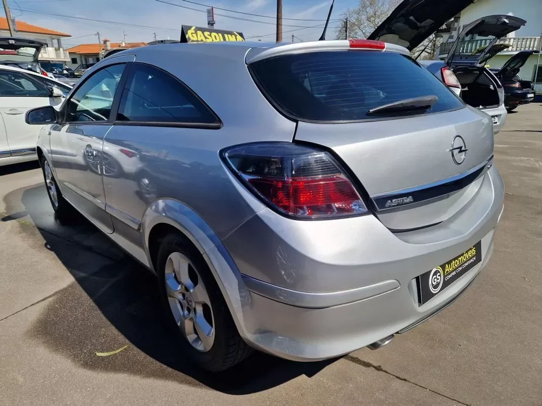Opel Astra GTC 2006 - 6500 EUR, 175000 km - AUTO.MOTO.pt - 175000km - foto 6 de 9