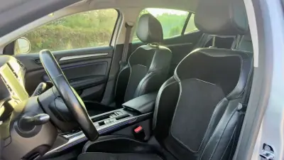 Renault Mégane 2019 - 14999 EUR, 99500 km - AUTO.MOTO.pt - 99500km - foto 16 de 20