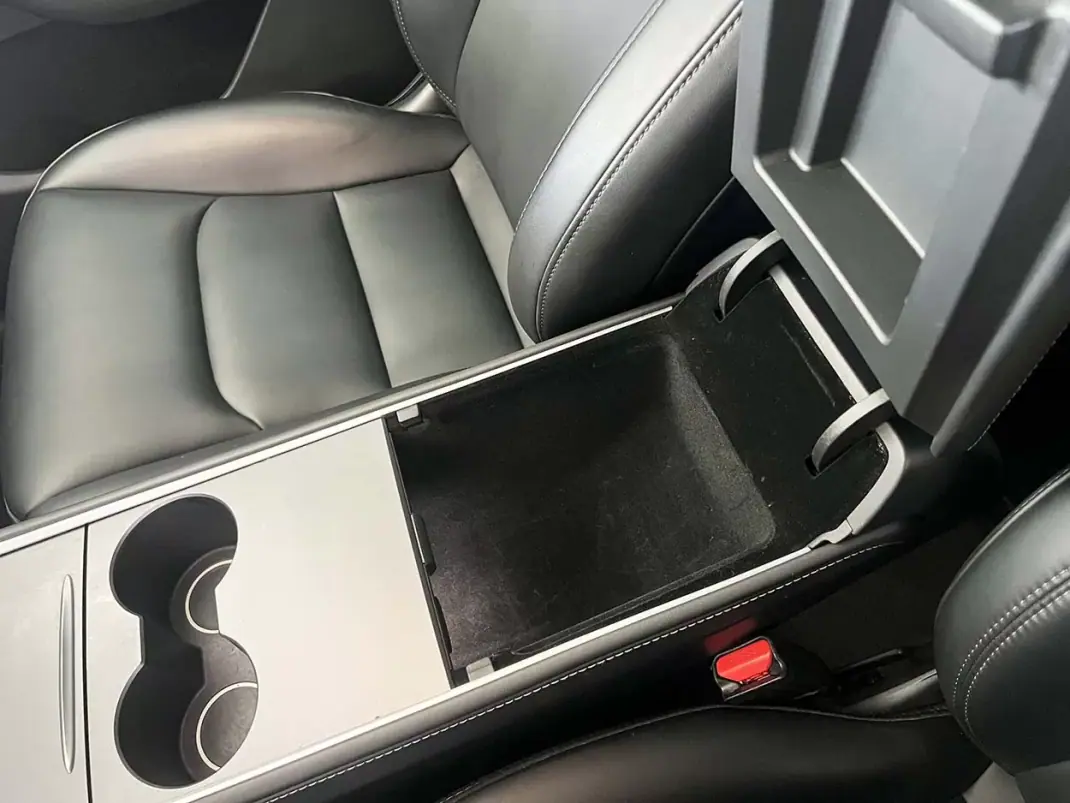 Tesla Model Y 2023 - 34600 EUR, 64322 km - 64322km - foto 21 de 26