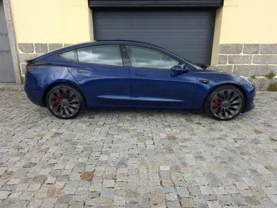 Tesla Model 3 2021 - 35990 EUR, 43640 km - AUTO.MOTO.pt - 43640km - foto 3 de 17