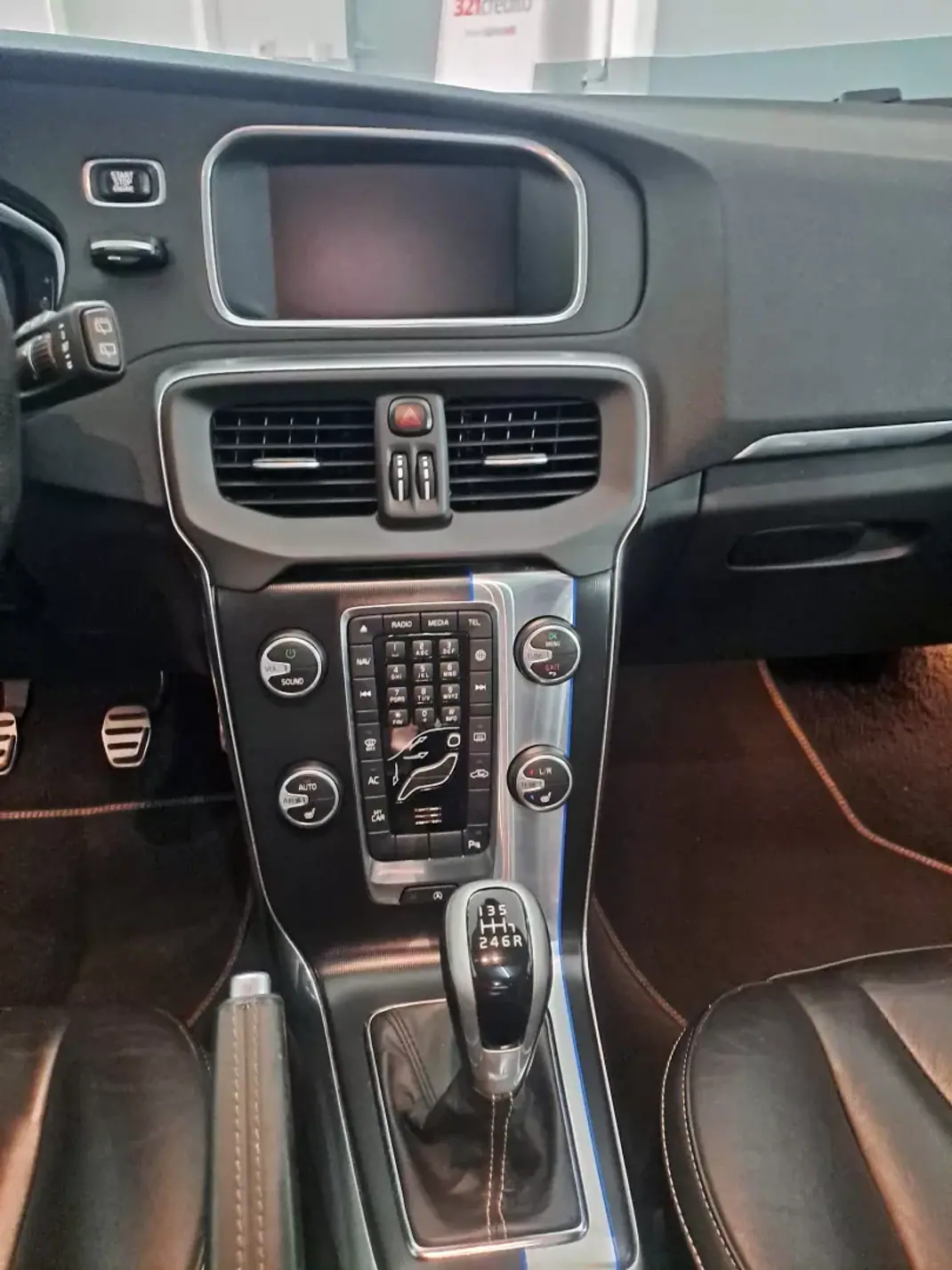 Volvo V40 2015 - 12990 EUR, 179950 km - AUTO.MOTO.pt - 179950km - foto 14 de 29
