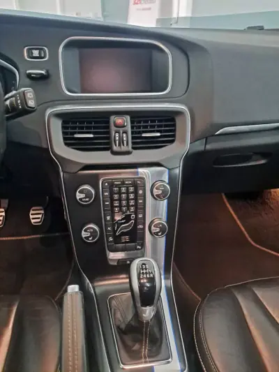 Volvo V40 2015 - 12990 EUR, 179950 km - AUTO.MOTO.pt - 179950km - foto 14 de 29