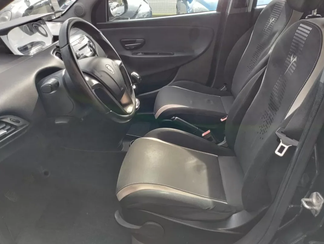 Lancia Ypsilon 2014 - 7500 EUR, 100000 km - AUTO.MOTO.pt - 100000km - foto 11 de 36