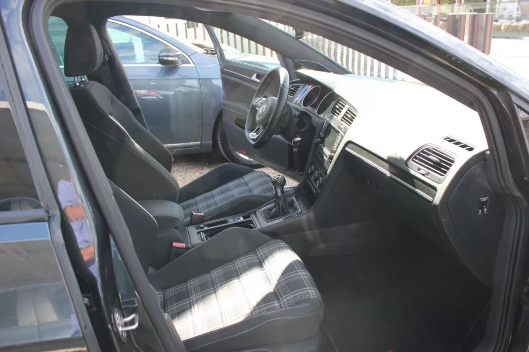 Volkswagen Golf 2015 - 18500 EUR, 230100 km - AUTO.MOTO.pt - 230100km - foto 16 de 19