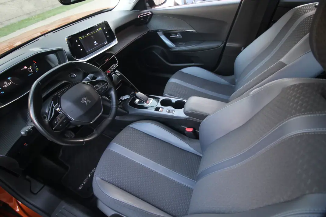 Peugeot e-2008 2020 - 19450 EUR, 54000 km - AUTO.MOTO.pt - 54000km - foto 17 de 41