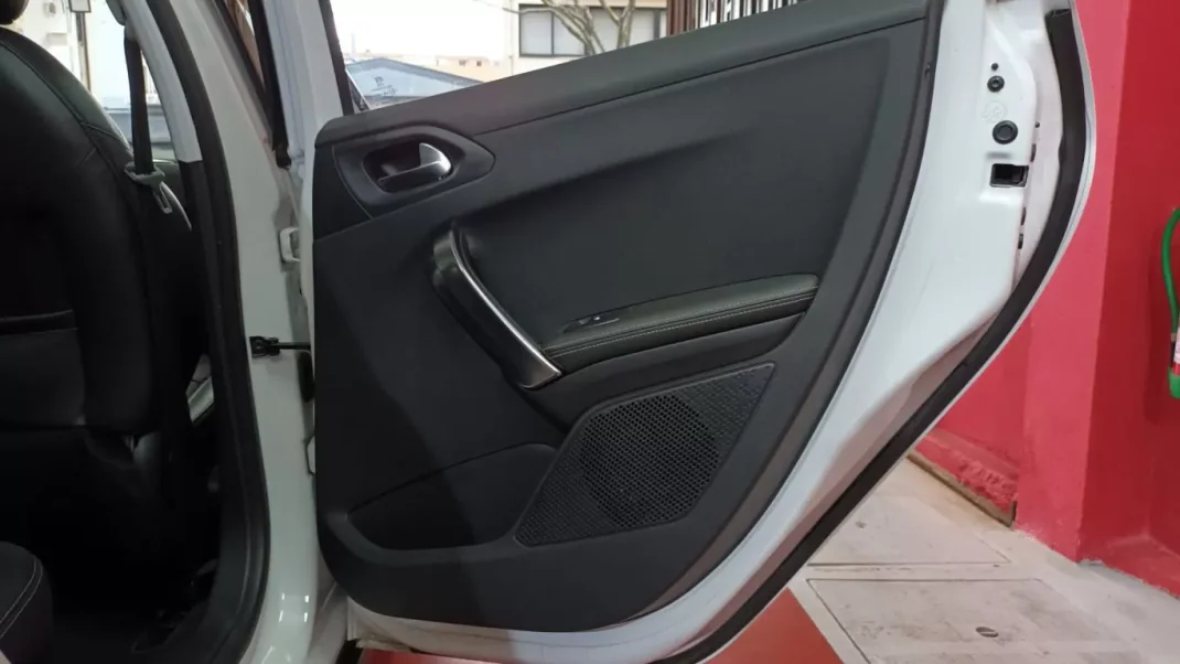 Peugeot 2008 2015 - 11490 EUR, 92490 km - AUTO.MOTO.pt - 92490km - foto 65 de 72