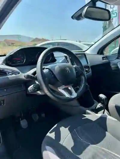 Peugeot 208 2013 - 8250 EUR, 213195 km - AUTO.MOTO.pt - 213195km - foto 10 de 12
