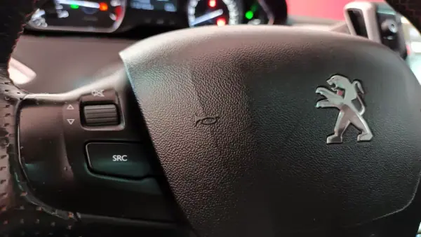Peugeot 208 2015 - 11990 EUR, 110463 km - AUTO.MOTO.pt - 110463km - foto 35 de 71