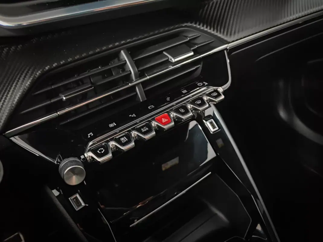 Peugeot 2008 2020 - 15990 EUR, 67000 km - AUTO.MOTO.pt - 67000km - foto 40 de 61