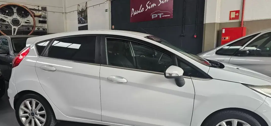 Ford Fiesta 2015 - 6990 EUR, 185000 km - AUTO.MOTO.pt - 185000km - foto 2 de 17