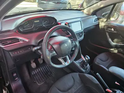 Peugeot 208 2012 - 6250 EUR, 158000 km - AUTO.MOTO.pt - 158000km - foto 6 de 12