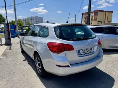 Opel Astra 2012 - 8950 EUR, 236176 km - AUTO.MOTO.pt - 236176km - foto 4 de 22