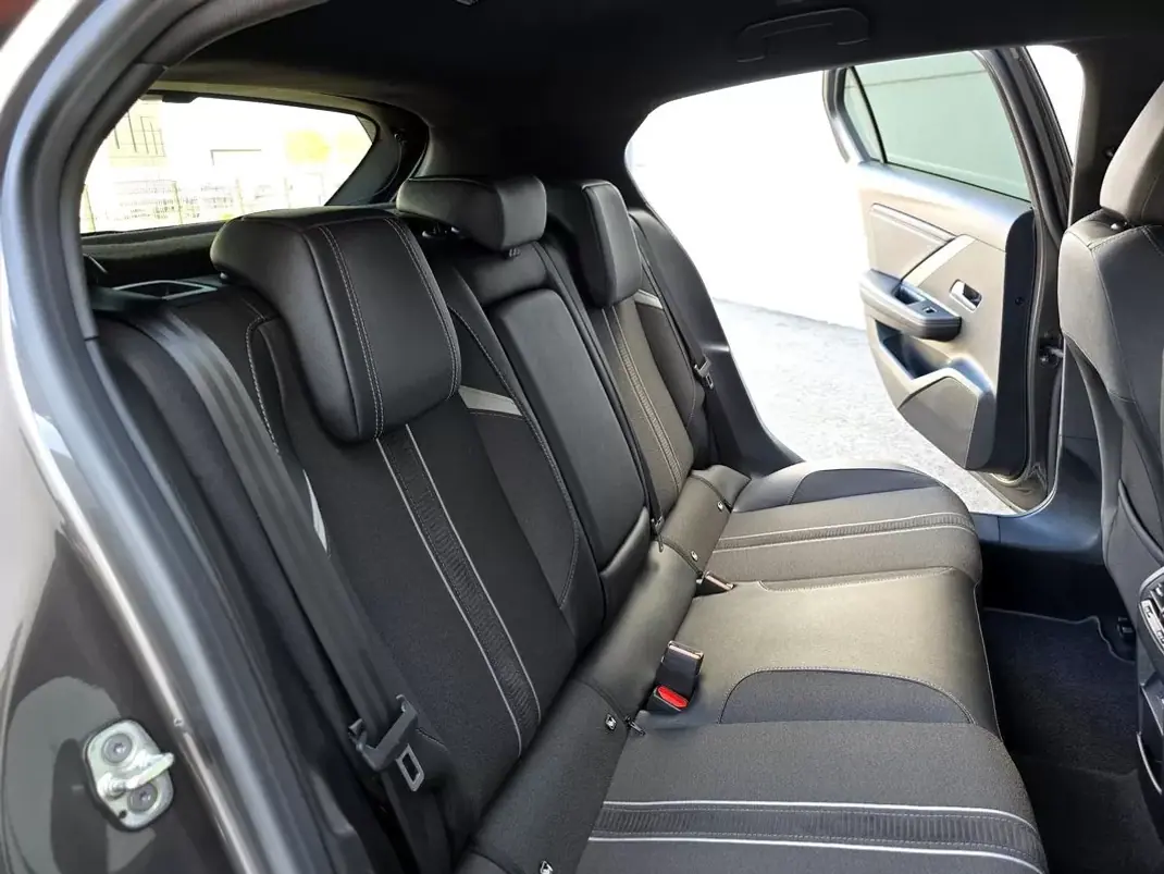 Opel Astra 2023 - 19900 EUR, 16940 km - AUTO.MOTO.pt - 16940km - foto 38 de 39