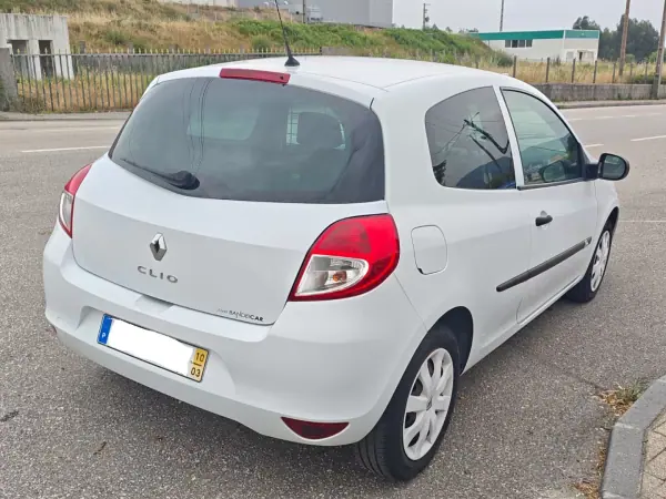 Renault Clio 2010 - 4000 EUR, 252000 km - AUTO.MOTO.pt - 252000km - foto 8 de 14
