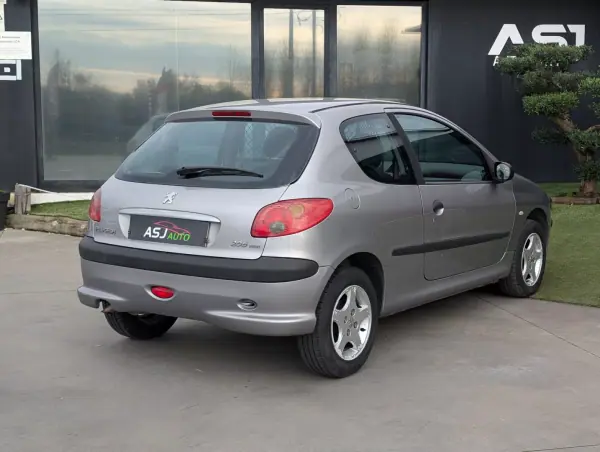 Peugeot 206 Van 1.4 HDi 2005 - 1750 EUR, 393364 km - AUTO.MOTO.pt - 393364km - foto 6 de 16