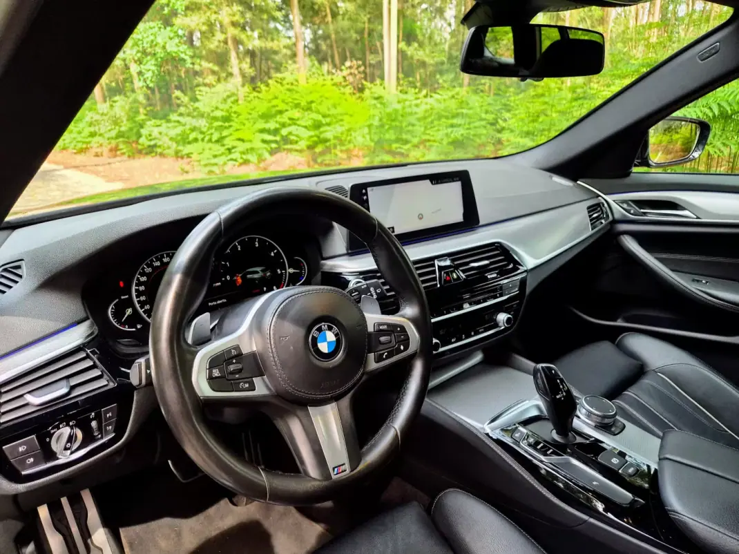 BMW 520 2018 - 24750 EUR, 200000 km - AUTO.MOTO.pt - 200000km - foto 15 de 26