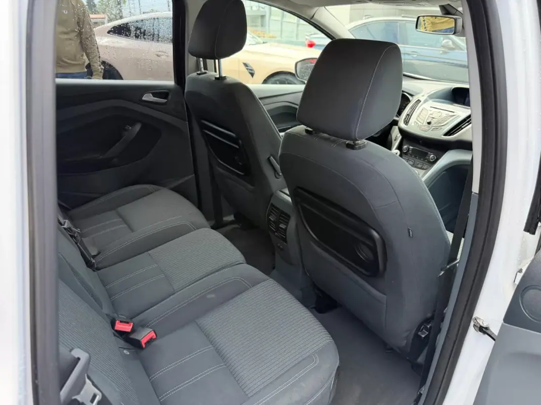 Ford C-Max 2011 - 8900 EUR, 205000 km - AUTO.MOTO.pt - 205000km - foto 8 de 9