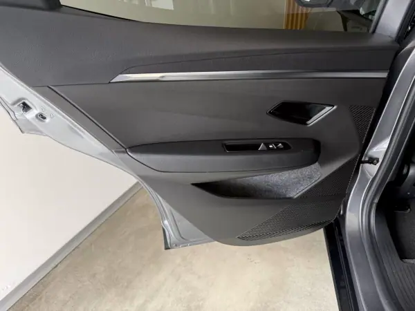 Renault Mégane E-Tech 2023 - 25500 EUR, 58000 km - AUTO.MOTO.pt - 58000km - foto 79 de 121