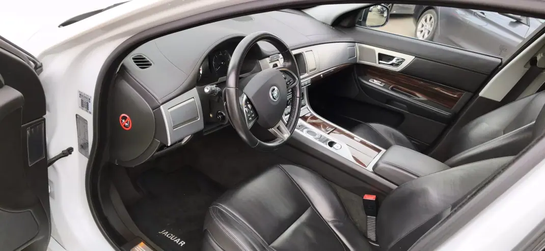 Jaguar XF 2013 - 26000 EUR, 220000 km - AUTO.MOTO.pt - 220000km - foto 7 de 11