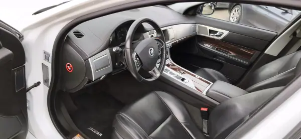 Jaguar XF 2013 - 26000 EUR, 220000 km - AUTO.MOTO.pt - 220000km - foto 7 de 11