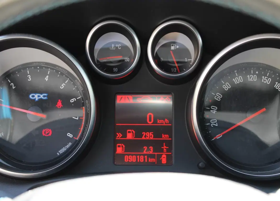 Opel Astra Coupe 2016 - 23000 EUR, 90000 km - 90000km - foto 30 de 32