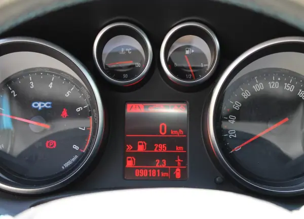 Opel Astra Coupe 2016 - 23000 EUR, 90000 km - AUTO.MOTO.pt - 90000km - foto 30 de 32