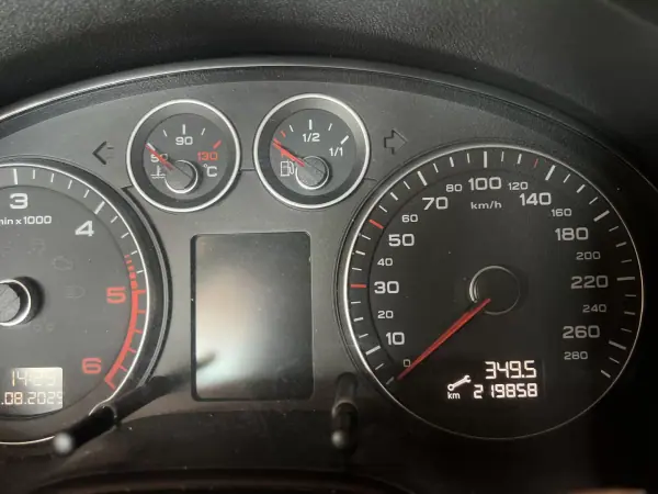 Audi A3 2010 - 10750 EUR, 219858 km - AUTO.MOTO.pt - 219858km - foto 2 de 8