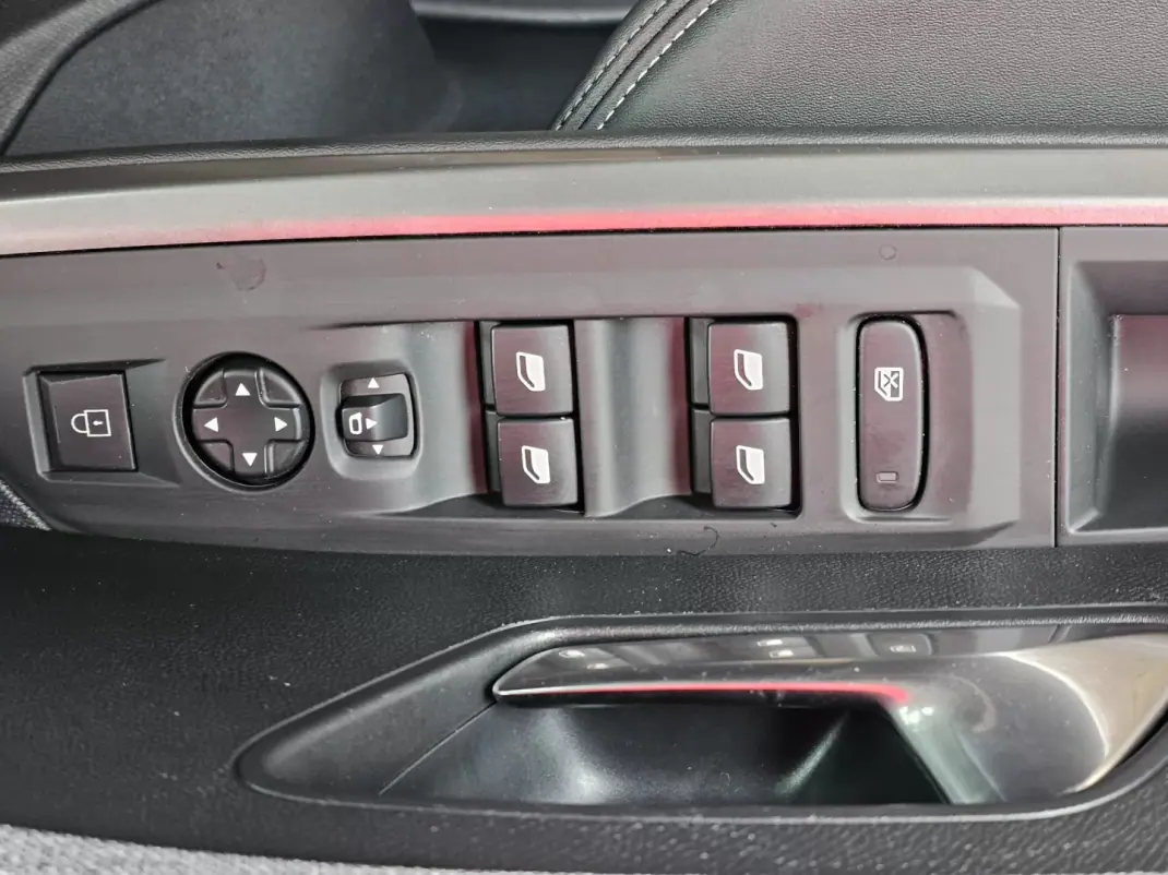 Peugeot 3008 2024 - 29999 EUR, 25000 km - AUTO.MOTO.pt - 25000km - foto 6 de 16