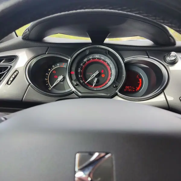 Citroën DS3 2011 - 12000 EUR, 73000 km - AUTO.MOTO.pt - 73000km - foto 3 de 10