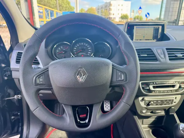 Renault Mégane Sport Tourer 2015 - 11750 EUR, 176509 km - AUTO.MOTO.pt - 176509km - foto 16 de 31