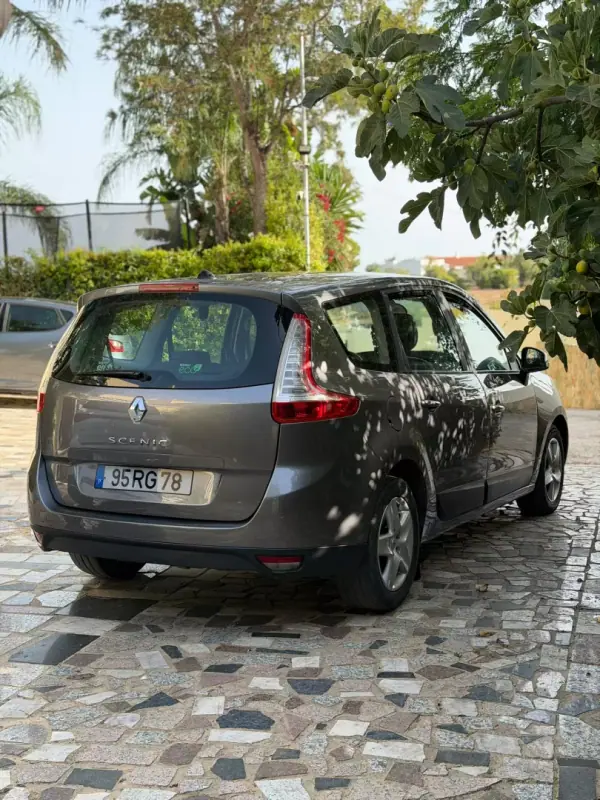 Renault Scénic 2012 - 11900 EUR, 251393 km - AUTO.MOTO.pt - 251393km - foto 6 de 9