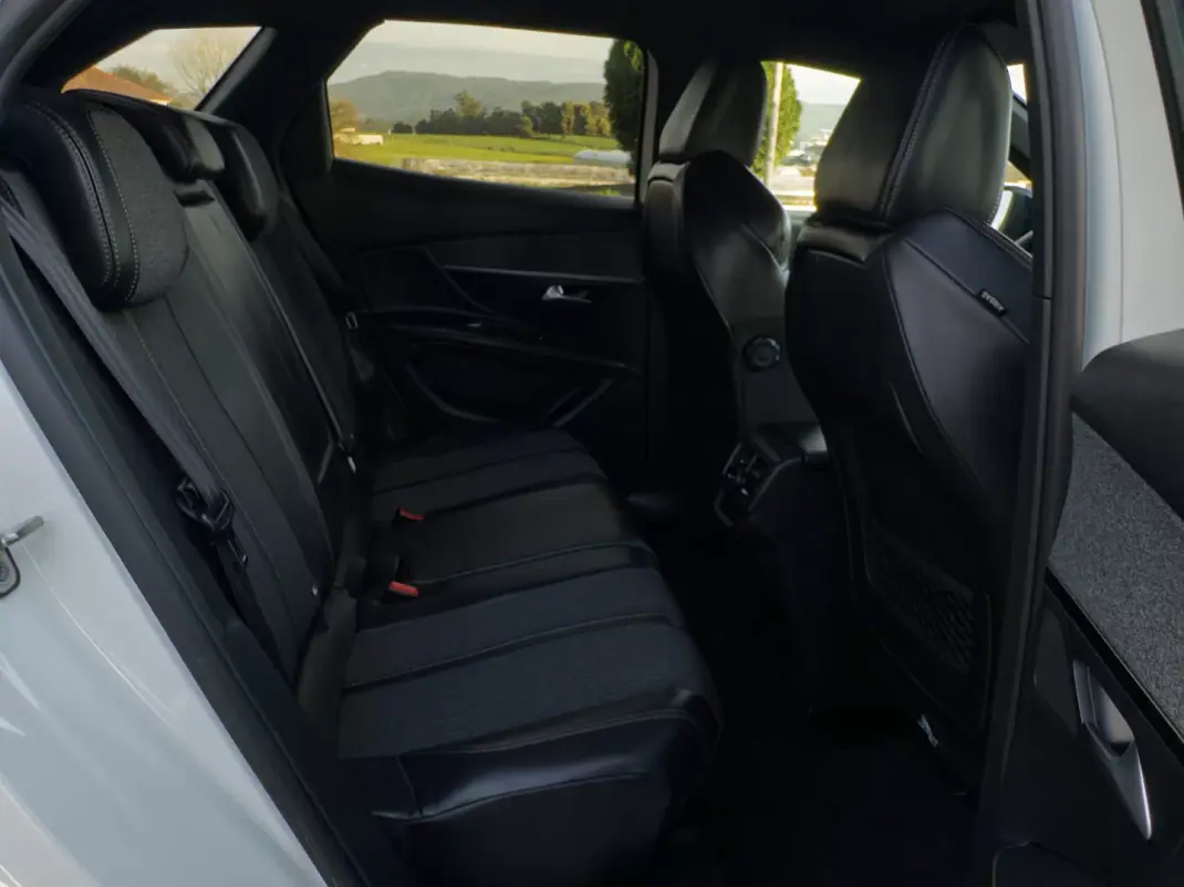 Peugeot 3008 2017 - 18990 EUR, 164000 km - AUTO.MOTO.pt - 164000km - foto 39 de 41