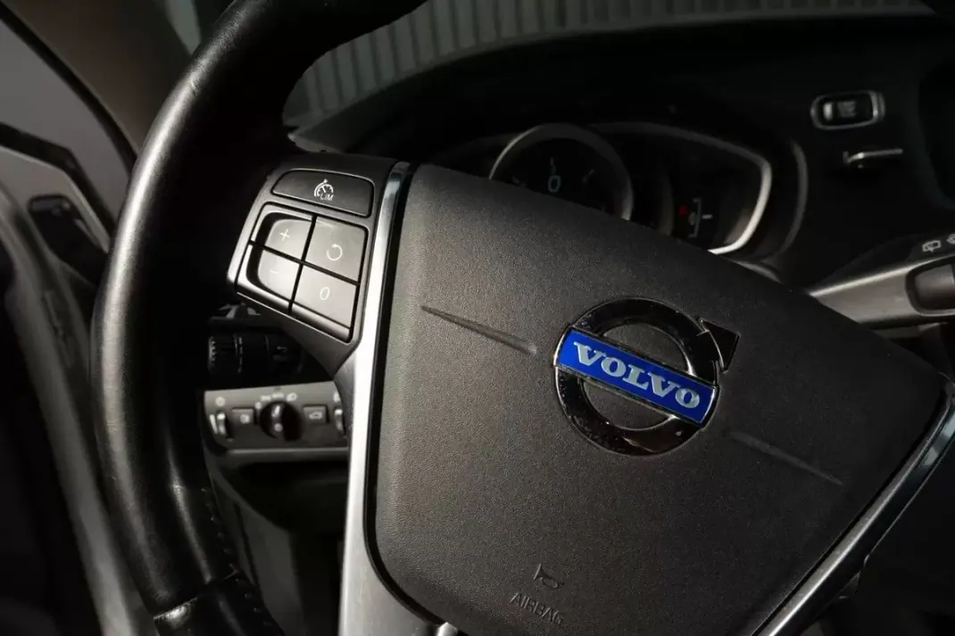 Volvo V40 2013 - 10999 EUR, 275270 km - AUTO.MOTO.pt - 275270km - foto 21 de 24