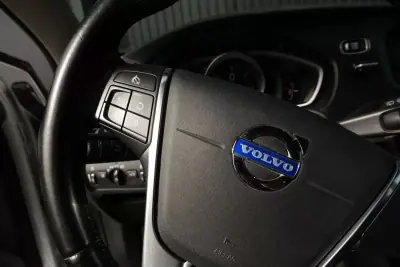 Volvo V40 2013 - 10999 EUR, 275270 km - AUTO.MOTO.pt - 275270km - foto 21 de 24