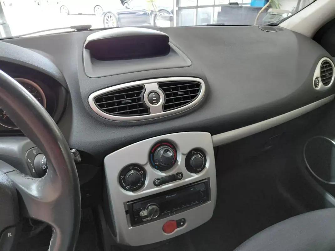 Renault Clio 2005 - 4499 EUR, 296000 km - AUTO.MOTO.pt - 296000km - foto 12 de 17