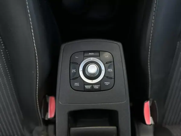 Renault Grand Scénic 2015 - 7990 EUR, 242000 km - AUTO.MOTO.pt - 242000km - foto 36 de 42